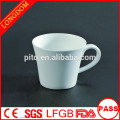 Cup de thé en porcelaine à chaud de 2014 avec la main